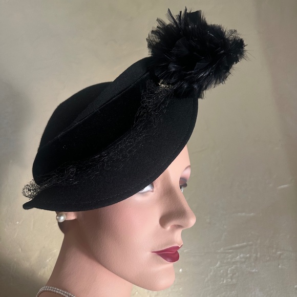 UNIQUE 1940s BLACK FELT HAT WITH BLACK FEATHER  TRIM main image 5